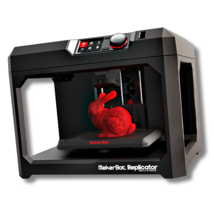 Schwarzer MakerBot Replicator 3D-Drucker mit sichtbarer Steuerkonsole oben und offenem Druckraum; auf der Bauplatte befindet sich eine rote Hasenfigur im Druckprozess.