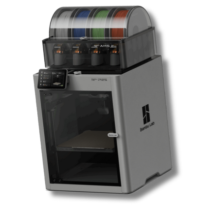 Silbergraues Bambu Lab Desktop‑3D‑Druckergehäuse mit gläserner Fronttür, kleinem Touchscreen an der Vorderseite und einem transparenten Spulenlager oben mit mehreren farbigen Filamentrollen (weiß, schwarz, blau, grün, orange).
