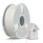 Große Spule weißen 3D‑Druck‑Filaments auf hellgrauer, perforierter Kunststoffspule, daneben ein kleines weißes 3D‑gedrucktes Vogelhaus als Beispielobjekt.