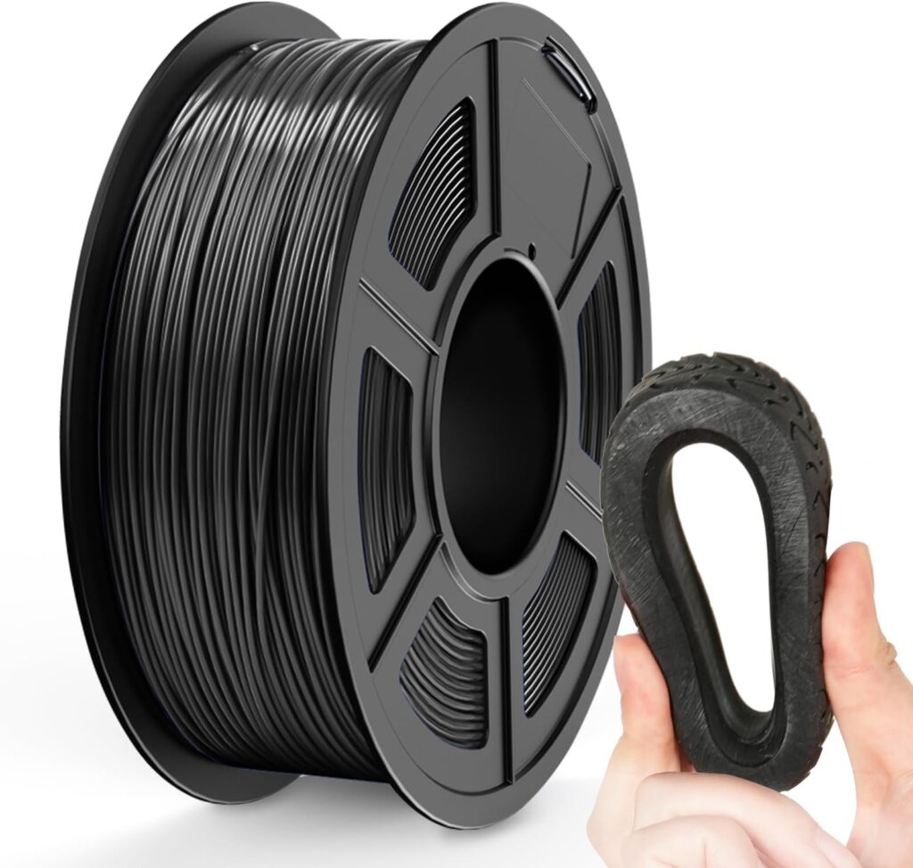 Große schwarze Spule 3D-Druck-Filament neben einer Hand, die ein gebogenes, gummiges schwarzes Probestück (flexibles TPU) hält, um die Elastizität des Materials zu zeigen.