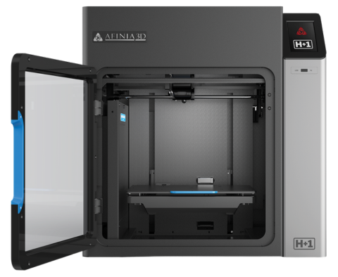 Offener grauer 3D-Drucker der Marke Afinia 3D mit aufgeklappter Glastür und blauem Griff, sichtbarer Druckplatte und beweglichem Extruder im Innenraum sowie seitlichem Bedienfeld mit H+1-Logo