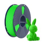 Dunkelgraue Spule mit neon-grünem 3D-Druck-Filament, daneben eine kleine neon-grüne 3D-gedruckte Hasenfigur.