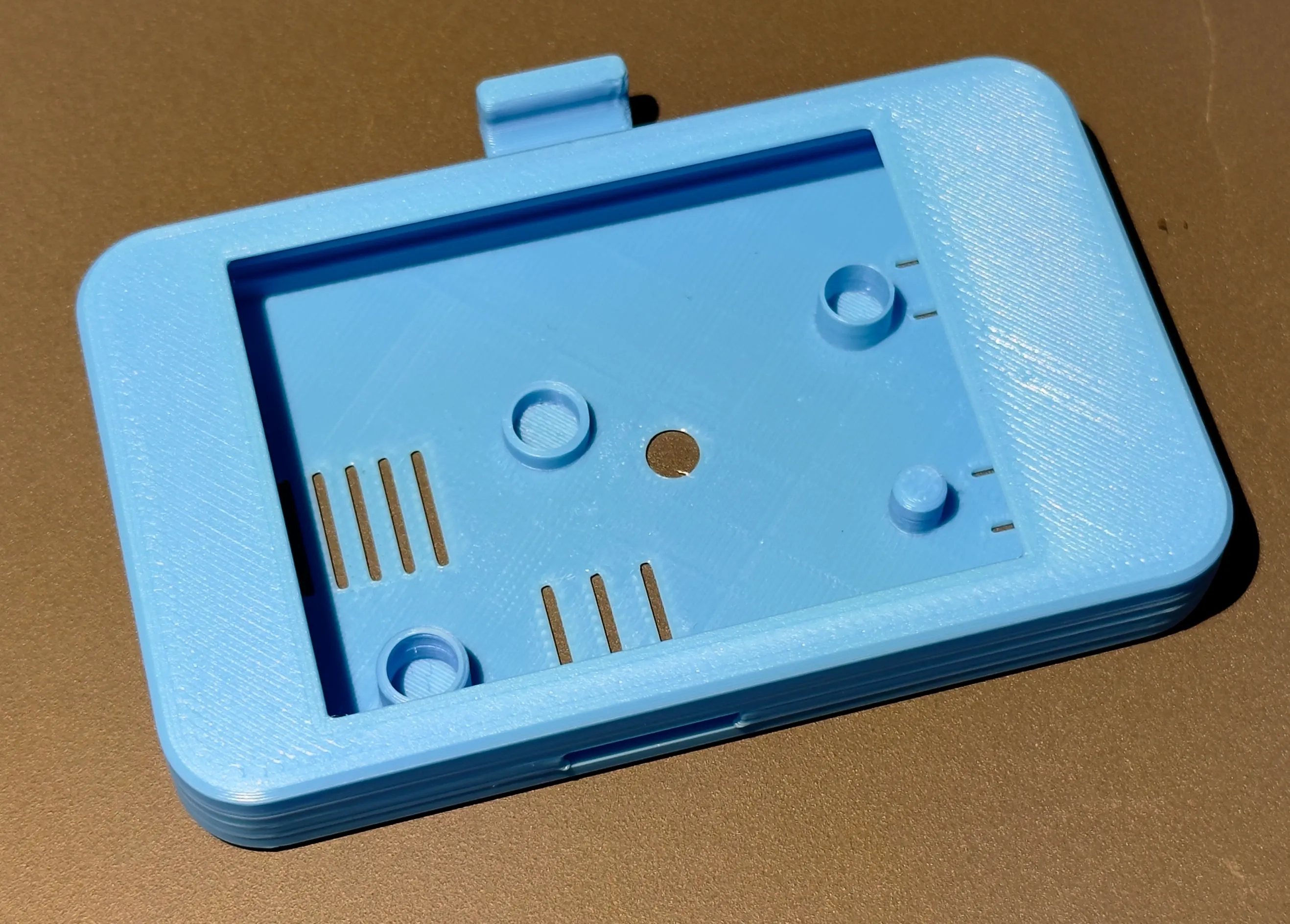 Geschlossenes Snap-Fit-Gehäuse für das CYD 2,8 Zoll ESP32-Display aus dem 3D-Drucker