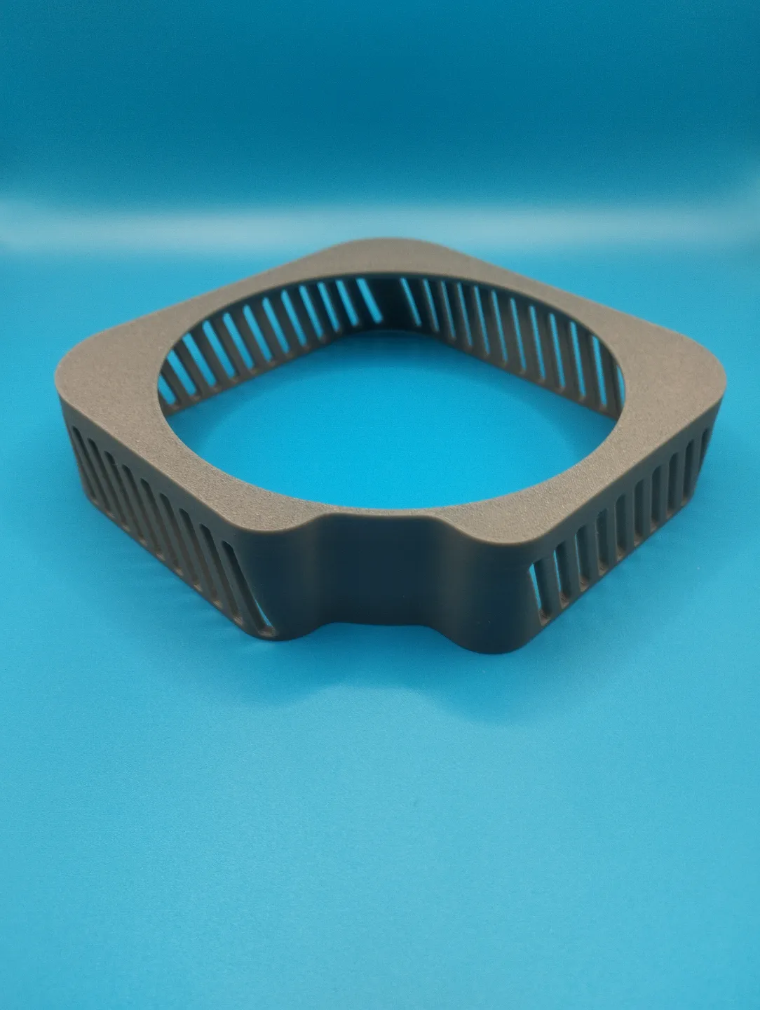 Mac Mini M4 Ständer aus dem 3D-Drucker – Unterbau mit Belüftungsschlitzen für bessere Luftzirkulation