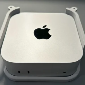 Untertisch-Halterung f&uuml;r den Mac Mini M4 aus dem 3D-Drucker mit eingesetztem Mac Mini
