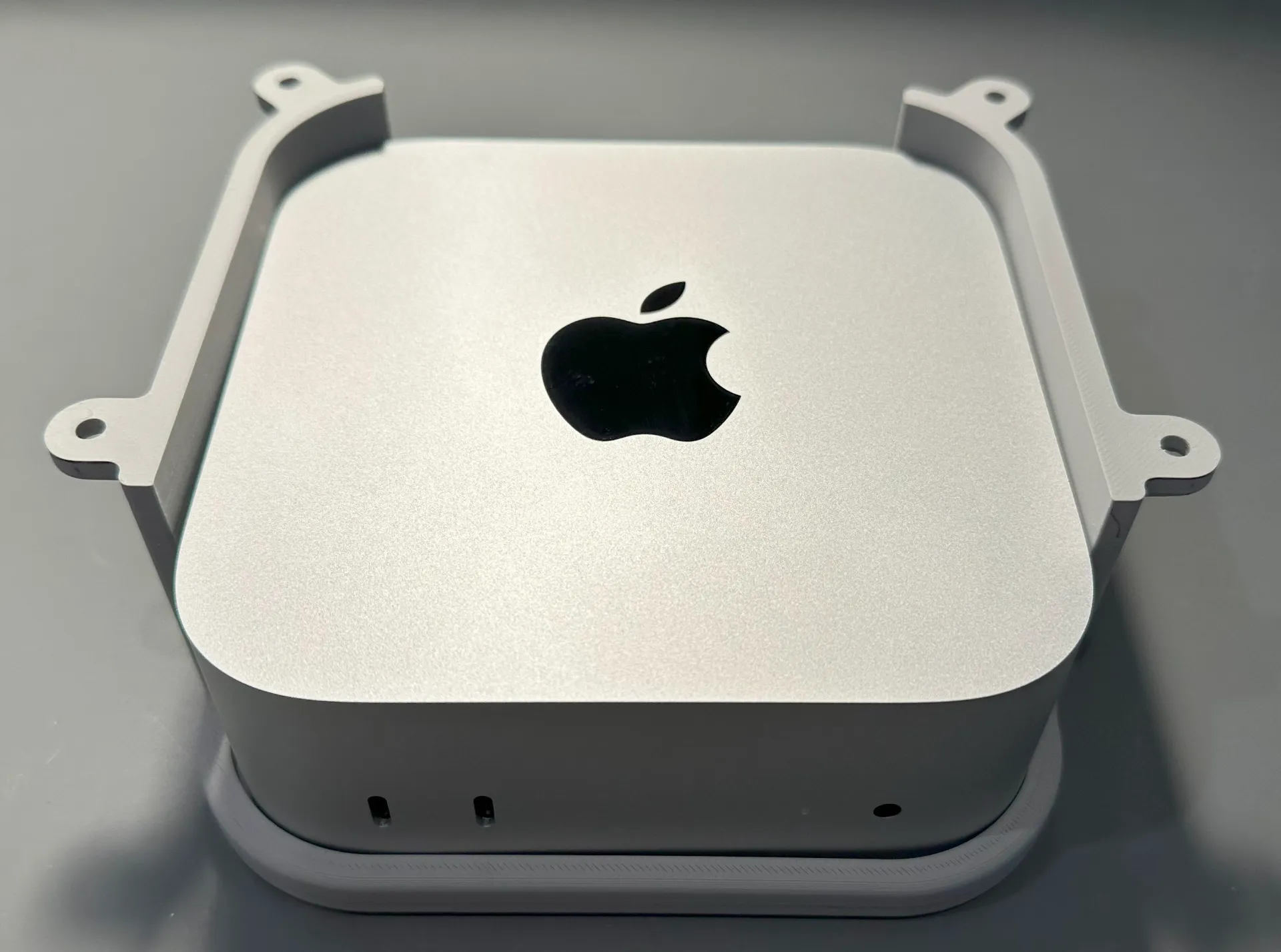 Untertisch-Halterung für den Mac Mini M4 aus dem 3D-Drucker mit eingesetztem Mac Mini